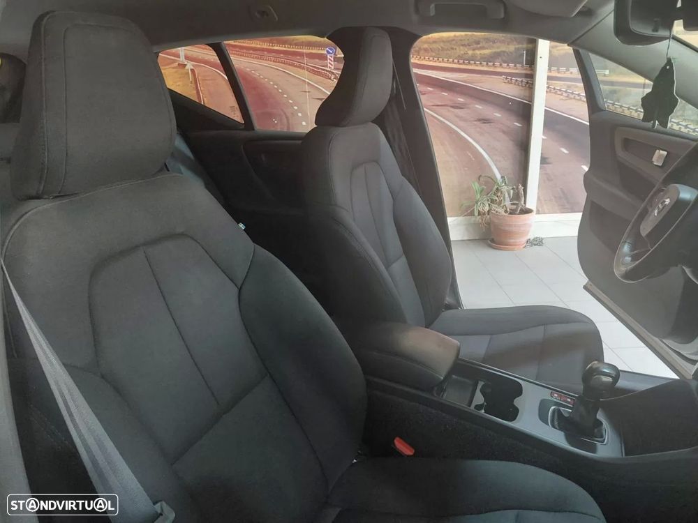 Volvo XC 40 1.5 T3 Momentum Tech Edition - 26
