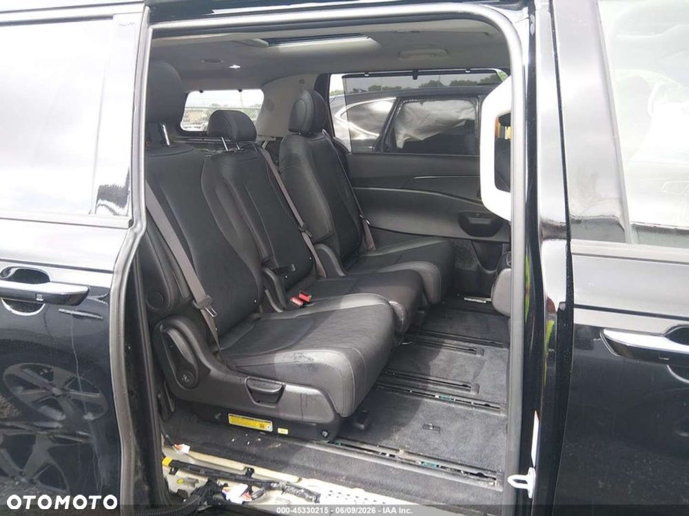 Kia Carnival - 11