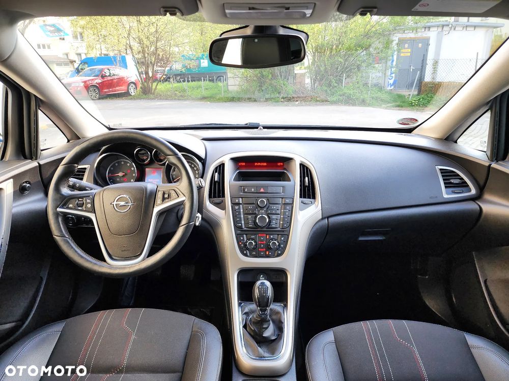 Opel Astra 1.4 Turbo 150 Jahre - 8