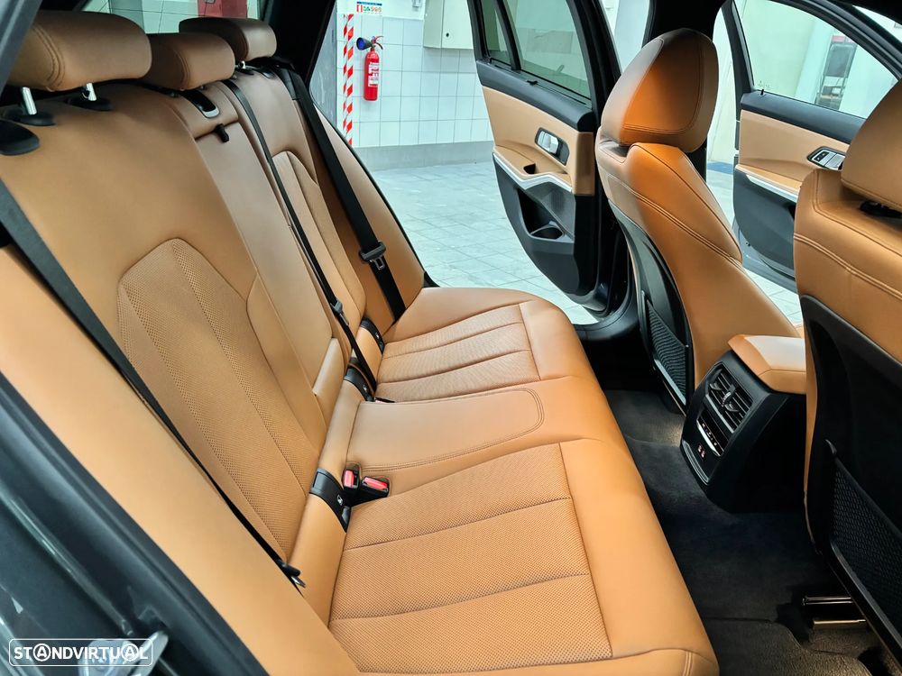 BMW 330 e Pack Desportivo M Auto - 18
