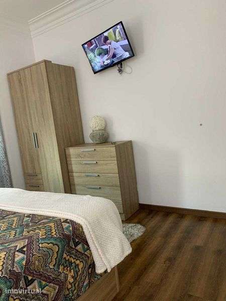 Vendo T2 com sotao 140 m2 - Grande imagem: 2/8