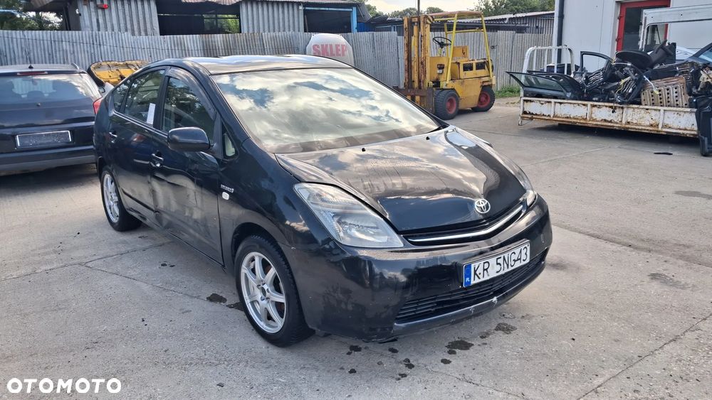Na części Toyota Prius HYBRID silnik 1.5 112 KM 1NZ-FXE lakier 202 skrzynia automatyczna e-CVT falownik Bateria hybrydowa maska zderzak drzwi klapa szyba fotel kanapa lusterko lampa deska GWARANCJA !!! Przód Tył Zestaw Komplet Drzwi Klapa Zderzak Błotnik Maska Grill Atrapa Szyba Pas Lampa Lusterko Boczki Fotel Kanapa Kokpit Deska Rozdzielcza Przełącznik Włącznik Sterownik Przewody Wiązka Instalacja Moduł Komputer Czujnik Listwa Pompa Alternator Wtryski Głowica Rozrusznik Kompresor Sprzęgło Dwumas Silnik  Skrzynia ABS Klimatyzacji Paliwa Wspomagania Kolektor Przepustnica Zawór Chłodnica Koło Hak Belka Sanki Zawieszenie Mcpherson Półoś Amortyzator Wydech Tłumik Zacisk Most - 1