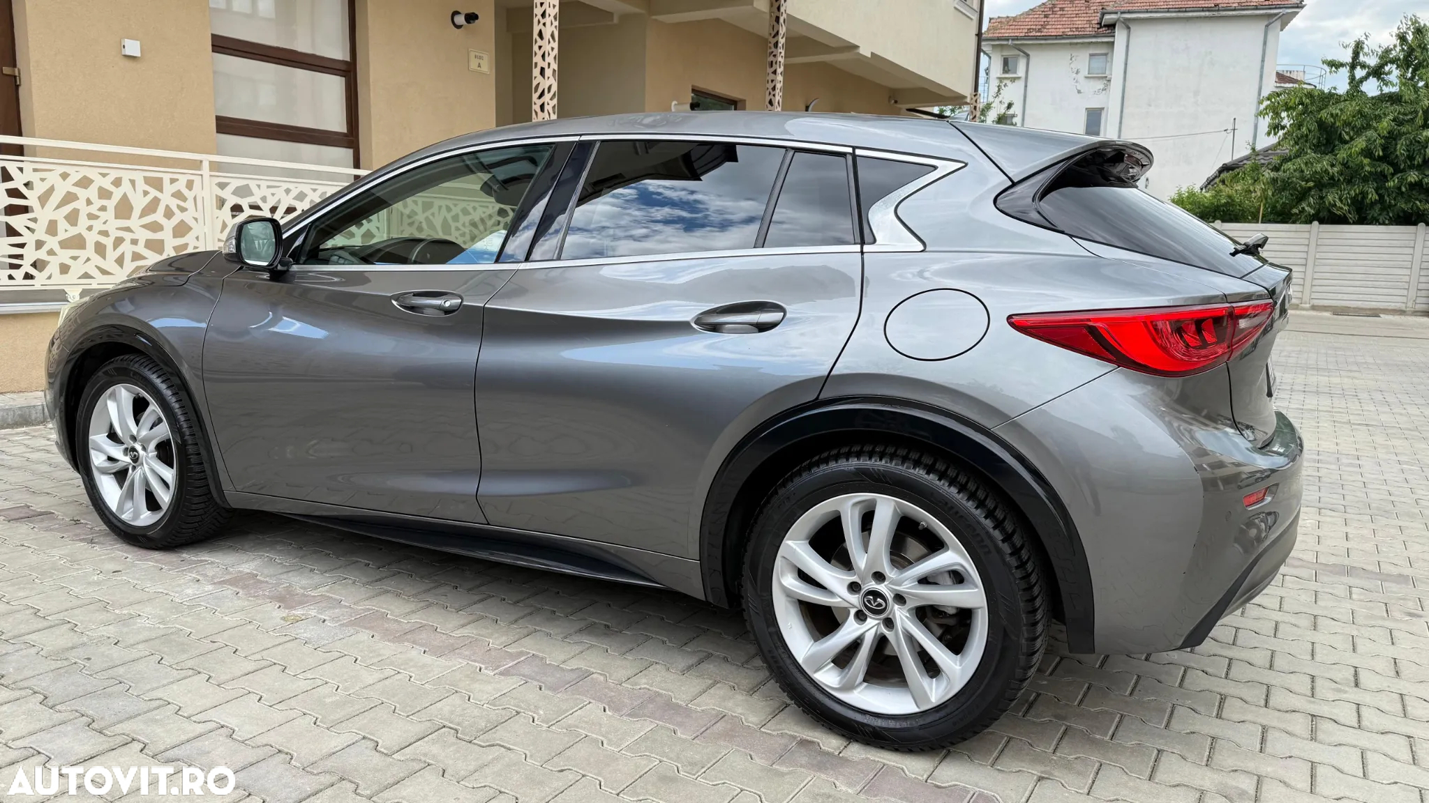 Infiniti Q30 1.5d DCT Premium City Black - 7
