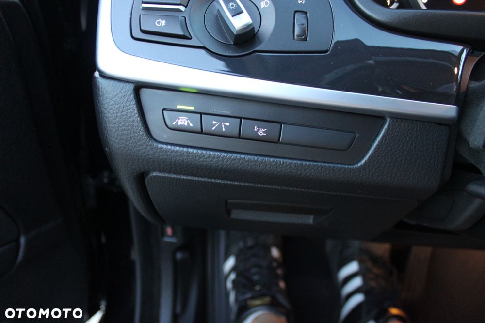 BMW Seria 5 530d xDrive - 28