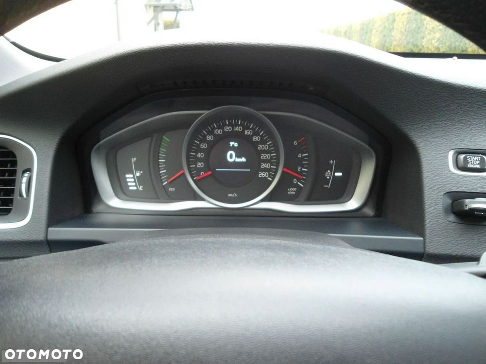 Volvo V60 D2 Momentum - 28
