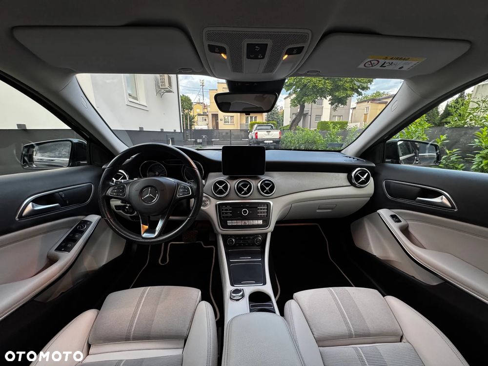 Mercedes-Benz GLA 200 7G-DCT - 11