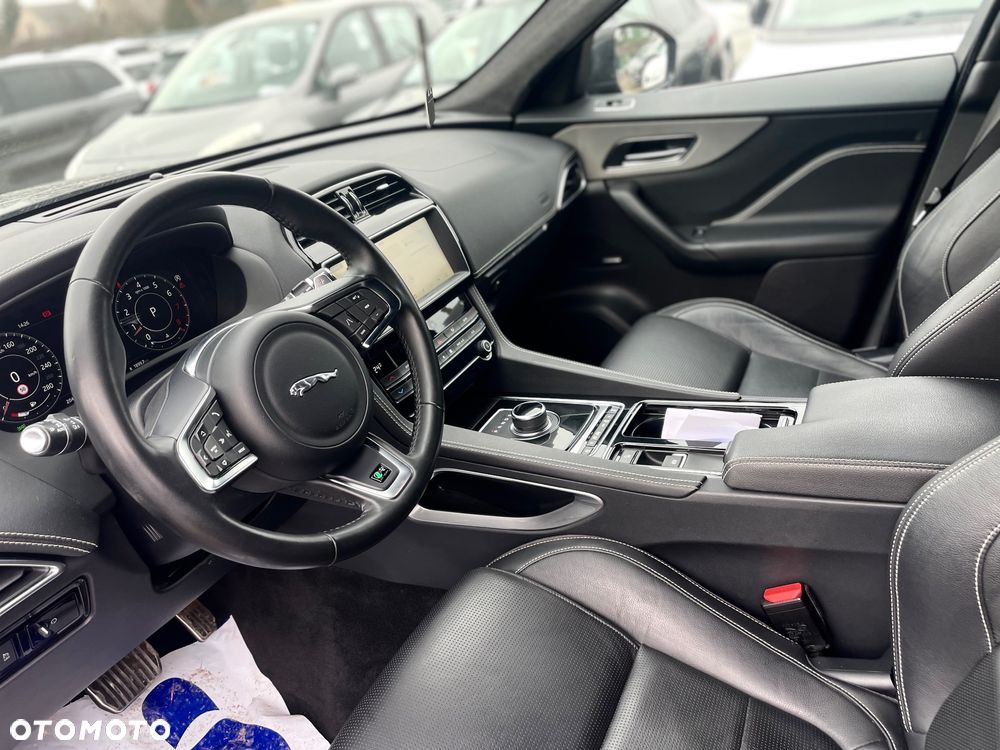 Jaguar F-Pace 25t AWD R-Sport - 11