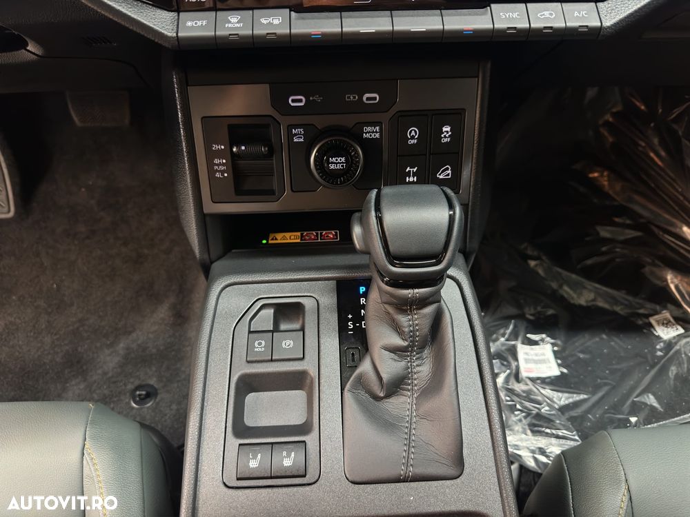 Toyota Hilux 2.8D MHEV Double Cab 6AT AWD Invincible - 13