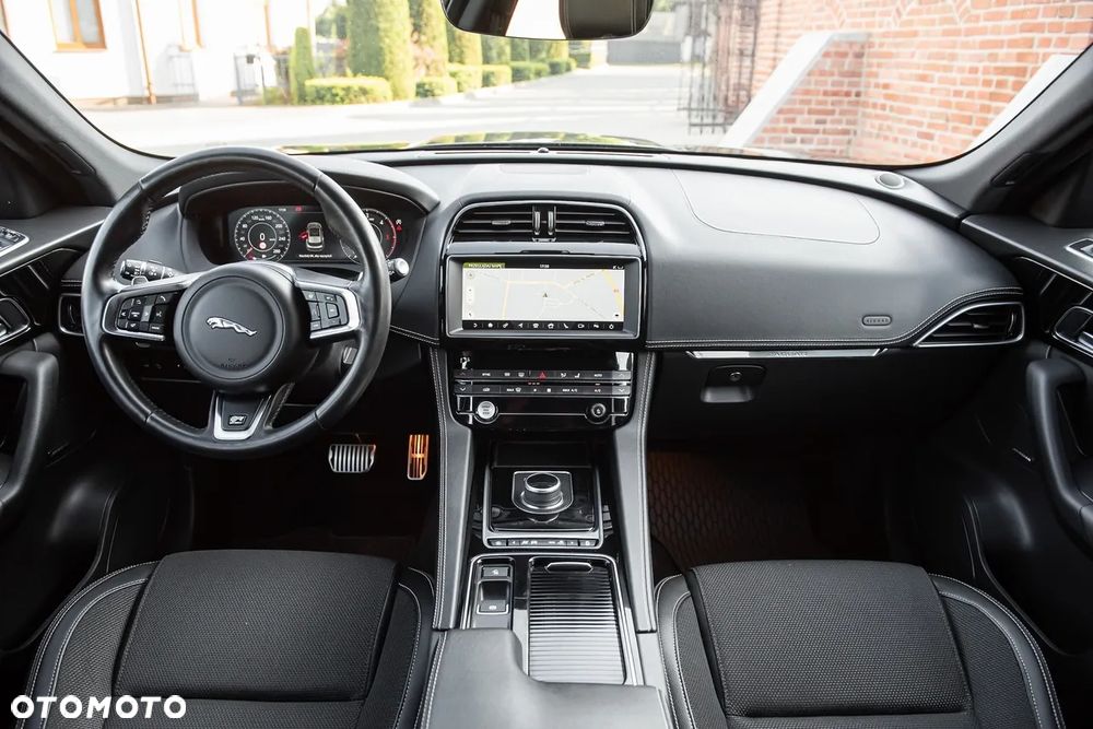 Jaguar F-Pace 2.0 i4D AWD R-Sport - 30