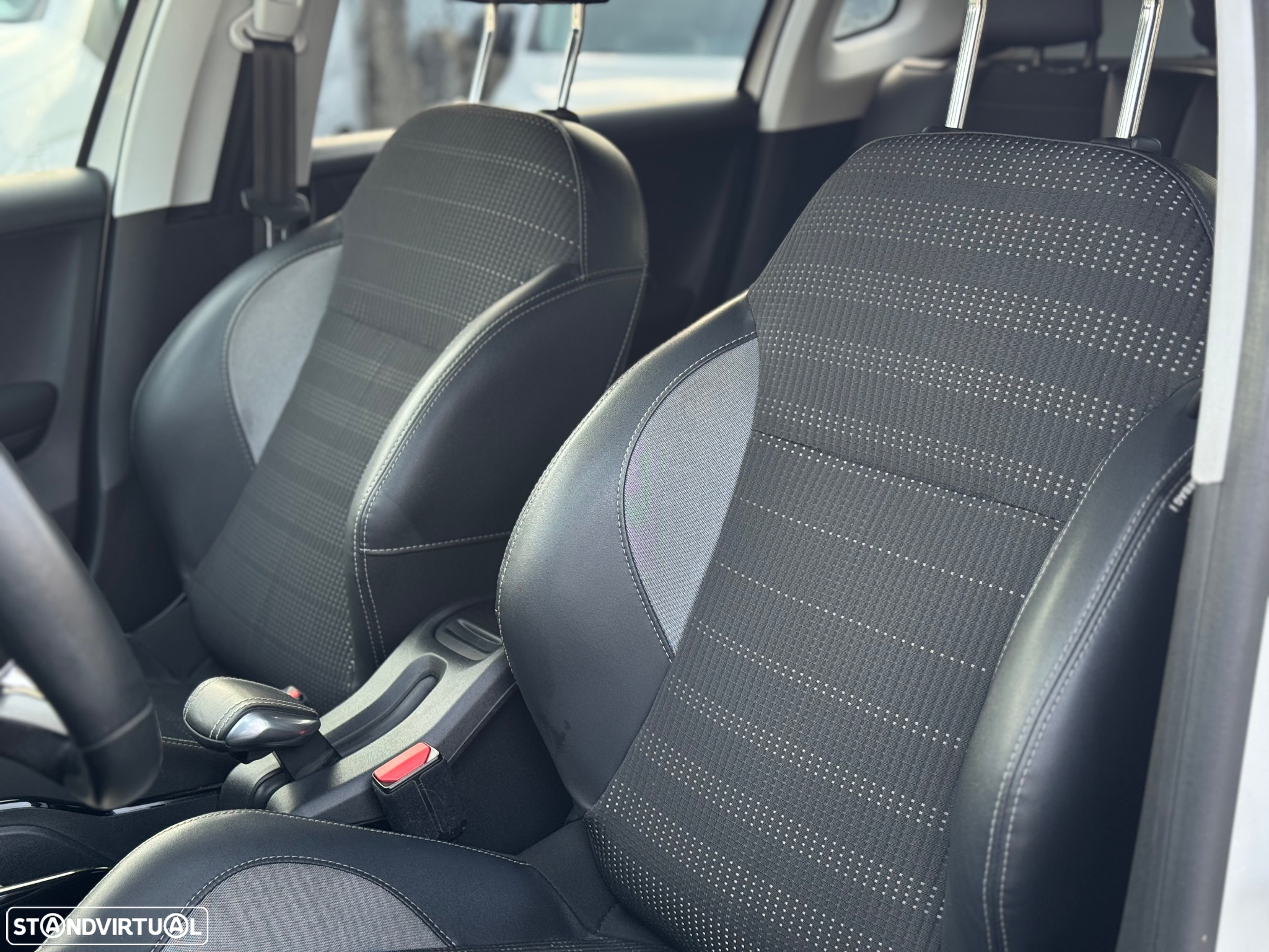 Peugeot 2008 1.2 PureTech Allure - 21
