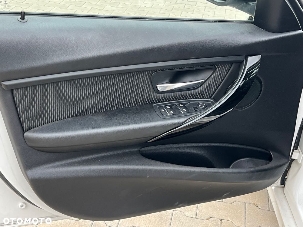 BMW Seria 3 318i - 11