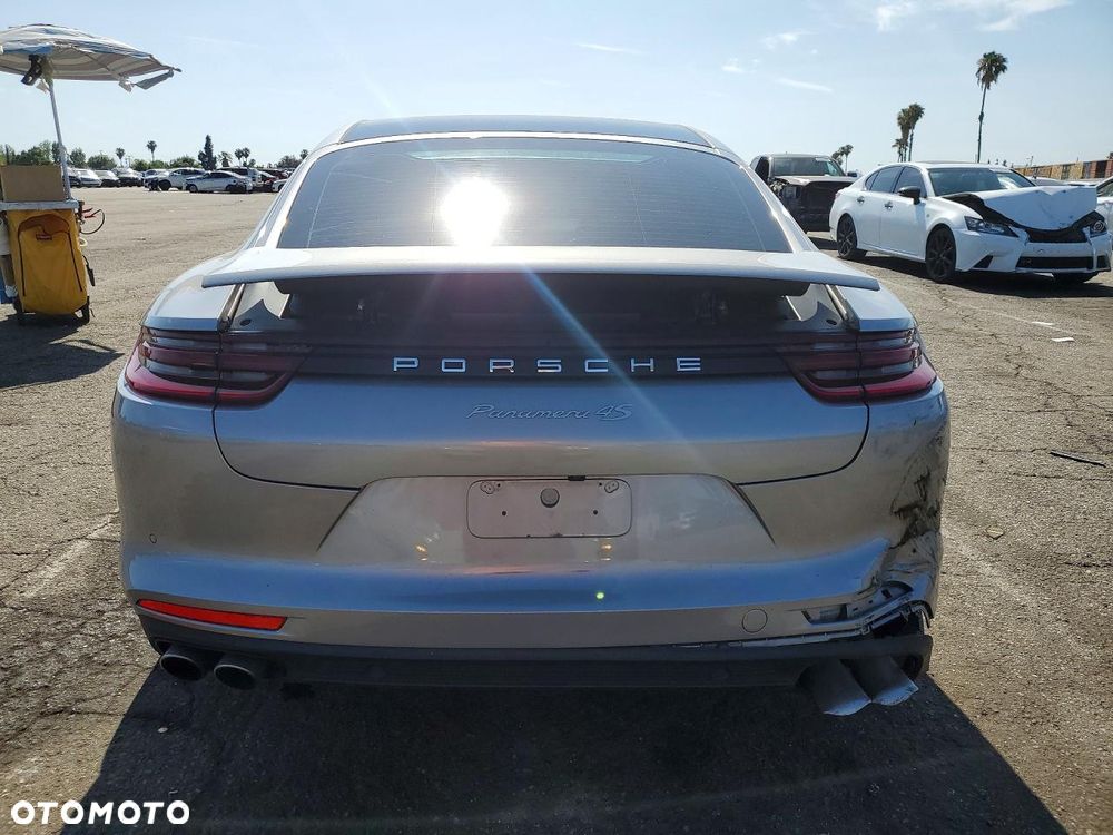 Porsche Panamera 4S - 6