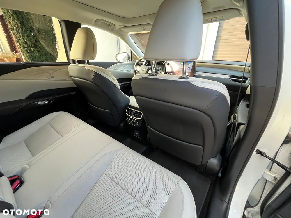 Lexus RX 450h+ Omotenashi - 23