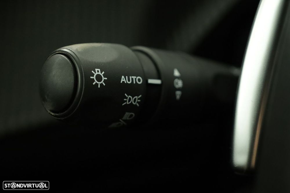 Peugeot 2008 1.2 PureTech Allure EAT8 - 17