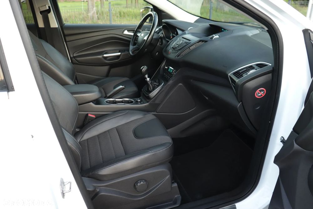 Ford Kuga 2.0 TDCi 2x4 Titanium - 32