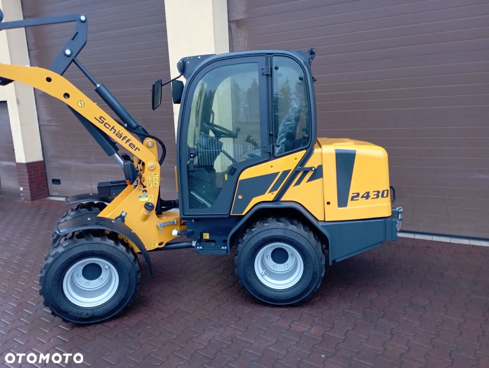 Schäffer 2430 z kabiną - 2