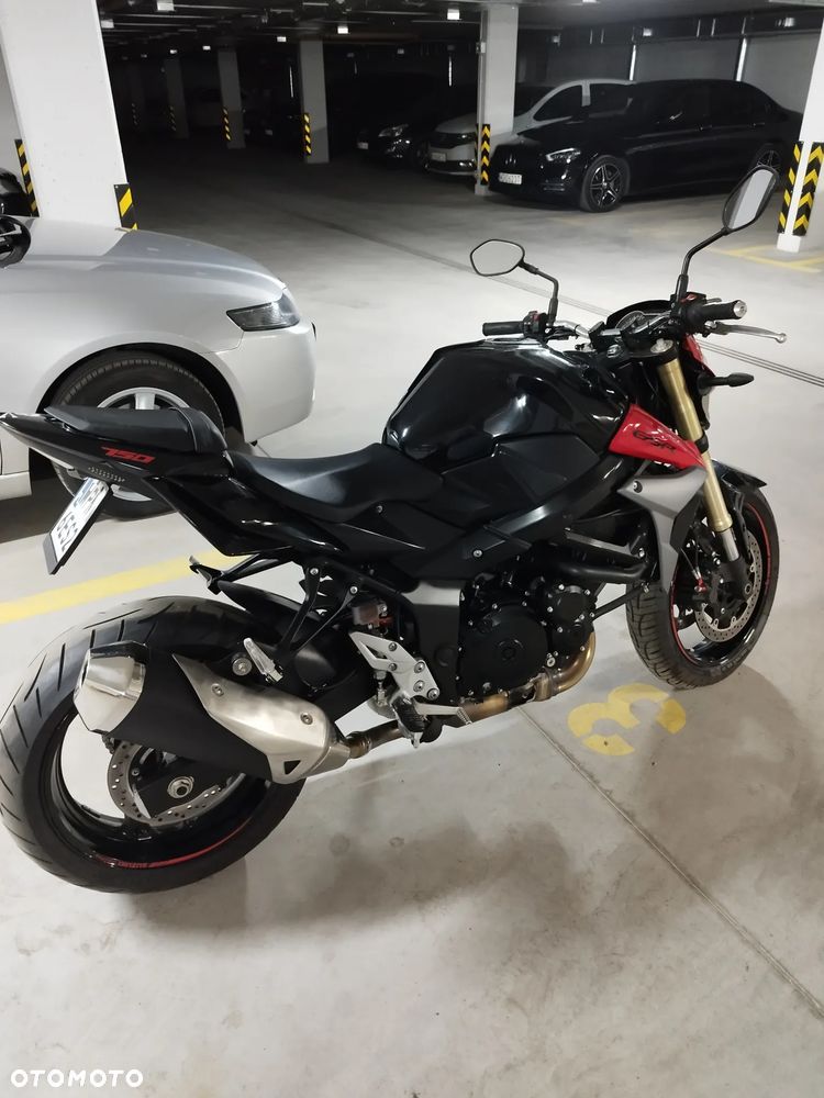 Suzuki GSR - 12