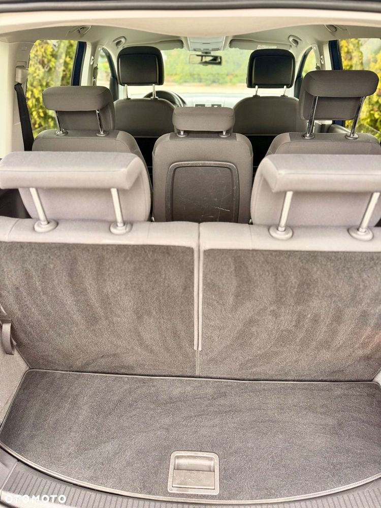 Volkswagen Touran - 12