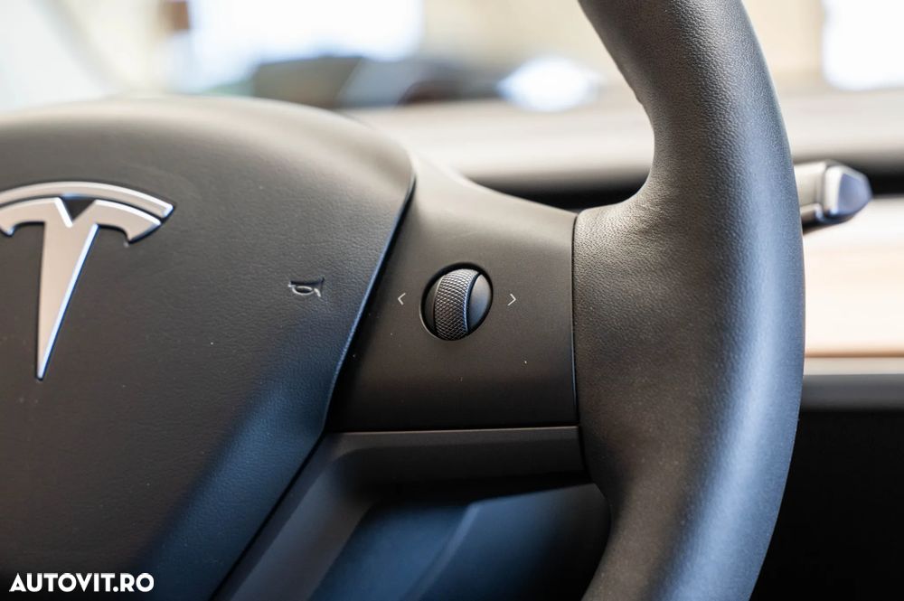 Tesla Model Y Long Range Dual Motor AWD - 29