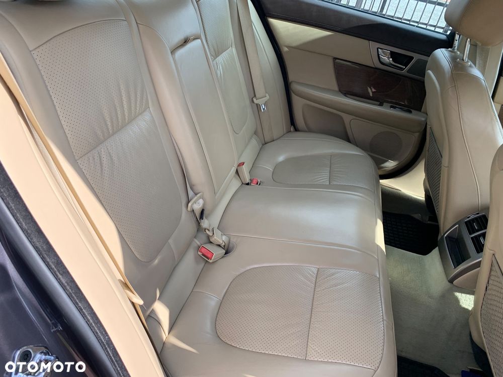 Jaguar XF 2.7 V6 Premium Luxury - 28