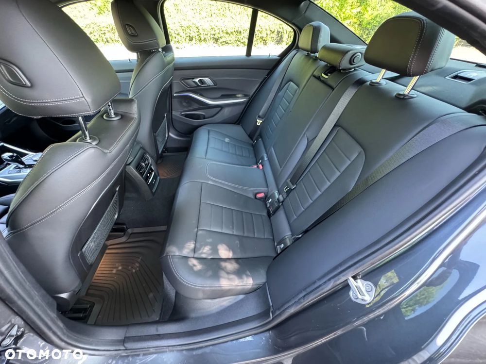BMW Seria 3 330i xDrive Luxury Line - 23