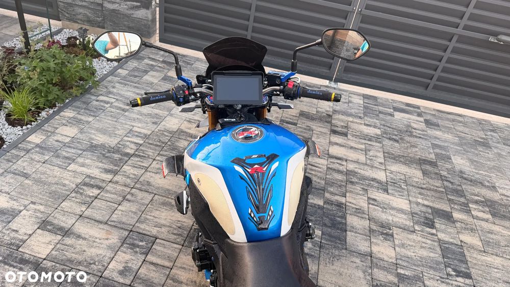 Suzuki GSR - 13