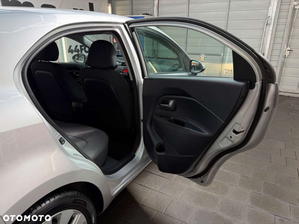 Kia Rio - 38