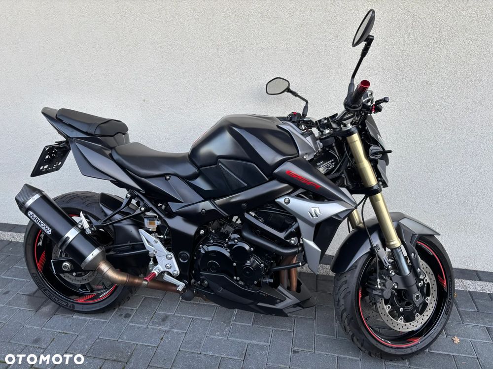 Suzuki GSR - 8