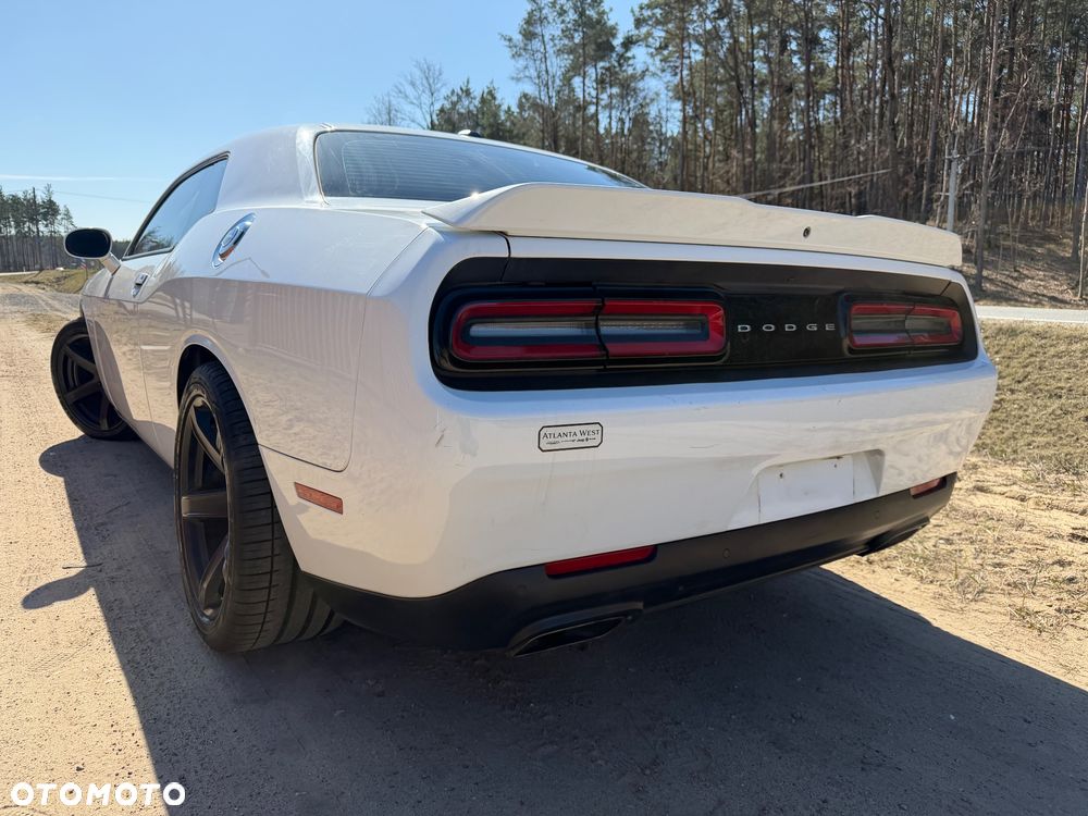 Dodge Challenger - 12