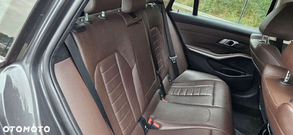 BMW Seria 3 320i Luxury Line - 38