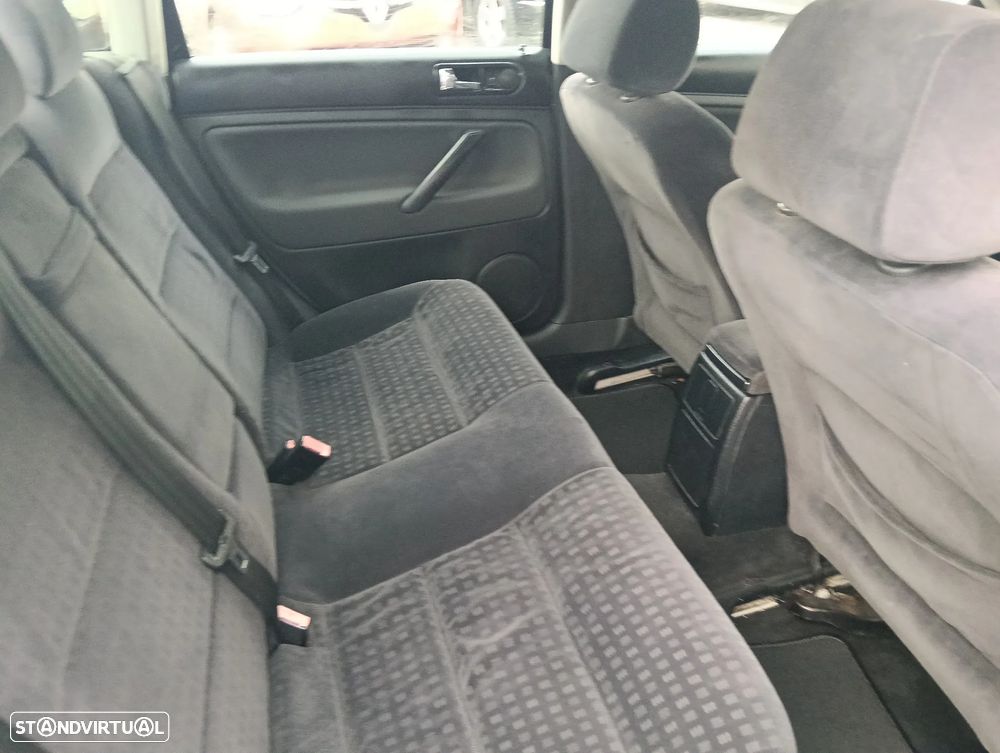 VW Passat 1.9 TDi Highline - 15