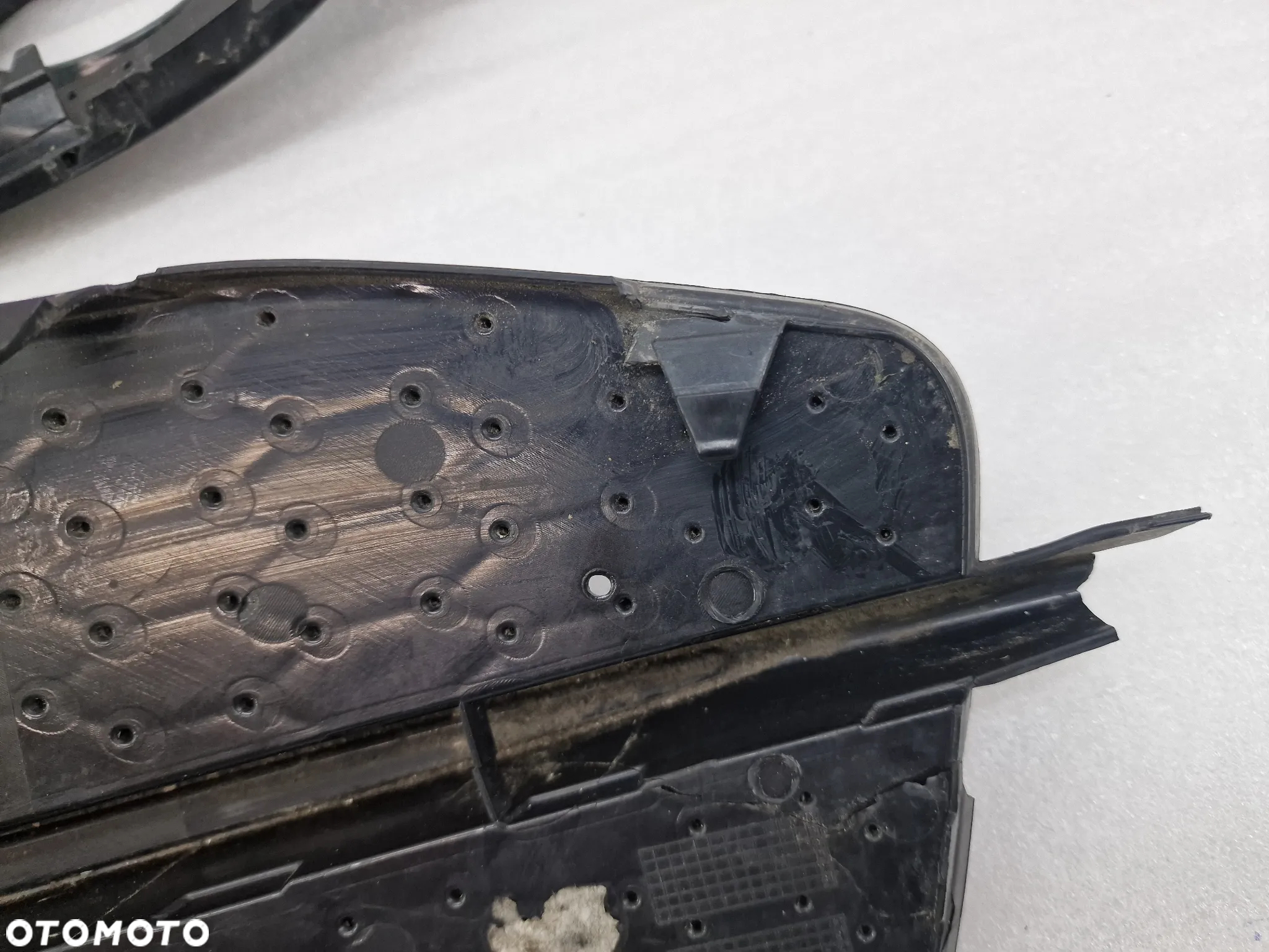 AUDI Q3 8U0 LIFT S-LINE 14- PRAWA KRATKA BOCZNA ZDERZAKA PRZEDNIEGO PRZÓD , NR 8U0807682D , NR AUKCJI E/10 - 24