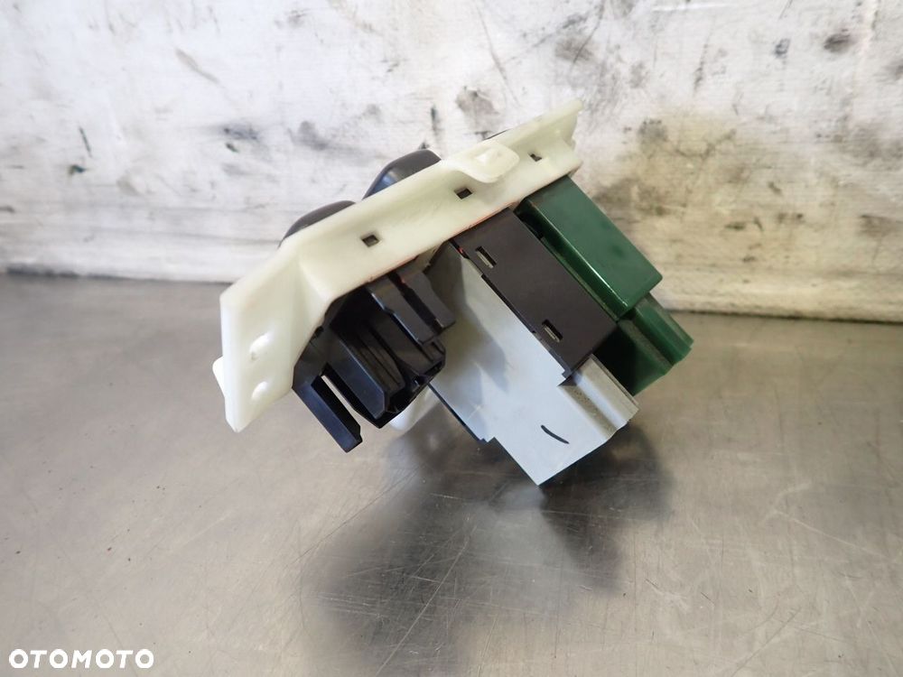 PRZEŁĄCZNIK REGULACJI ŚWIATEŁ MITSUBISHI LANCER VIII - 2