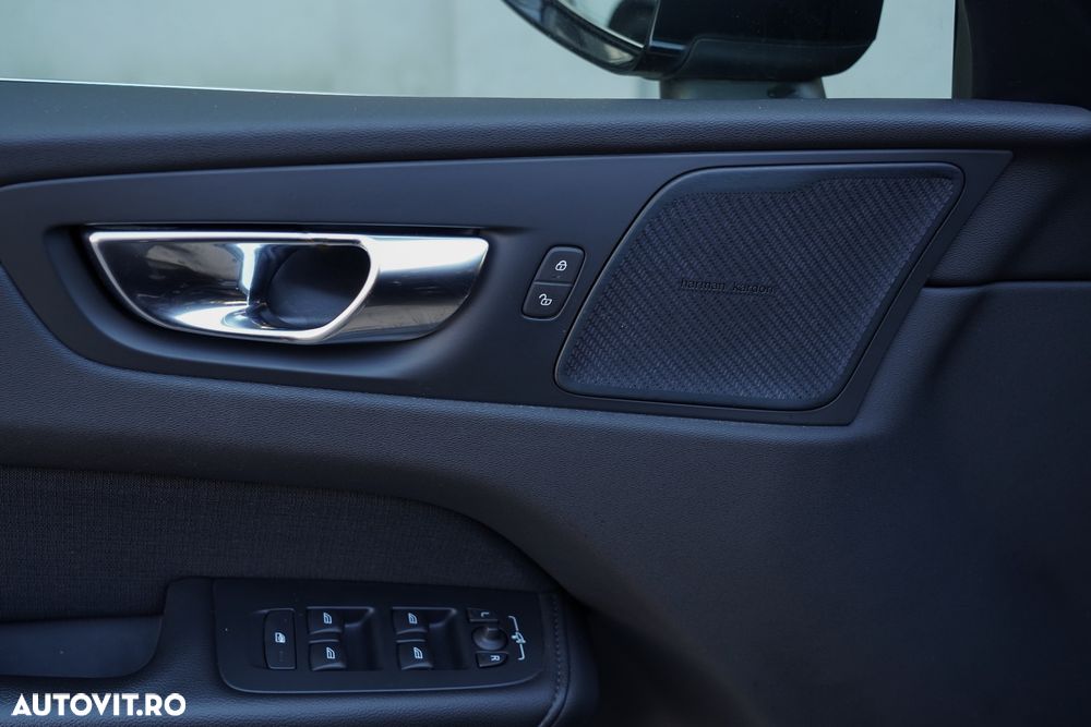 Volvo XC 60 B4 MHEV AT8 AWD Momentum Pro - 13