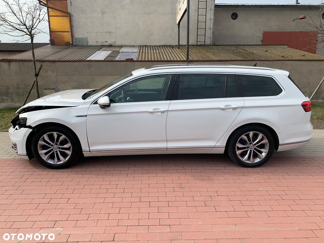 Volkswagen Passat - 1