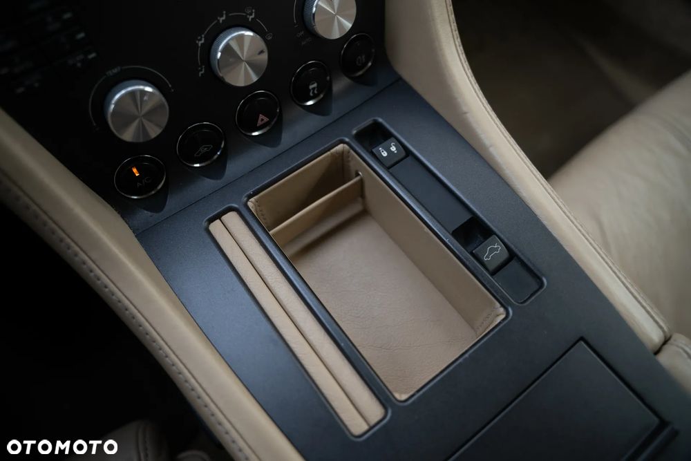 Aston Martin V8 Vantage - 14