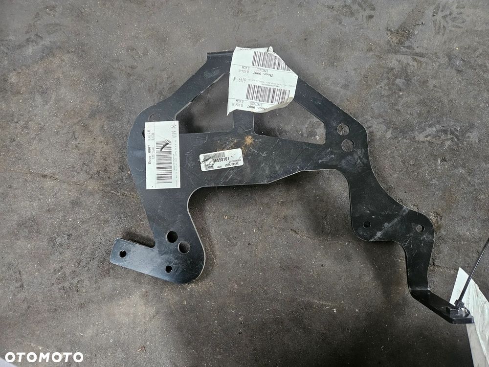Sprzedam wspornik tłumika RE558101 ( NOWY!!! ) John Deere 7280R 6090 6090RW402 - 2
