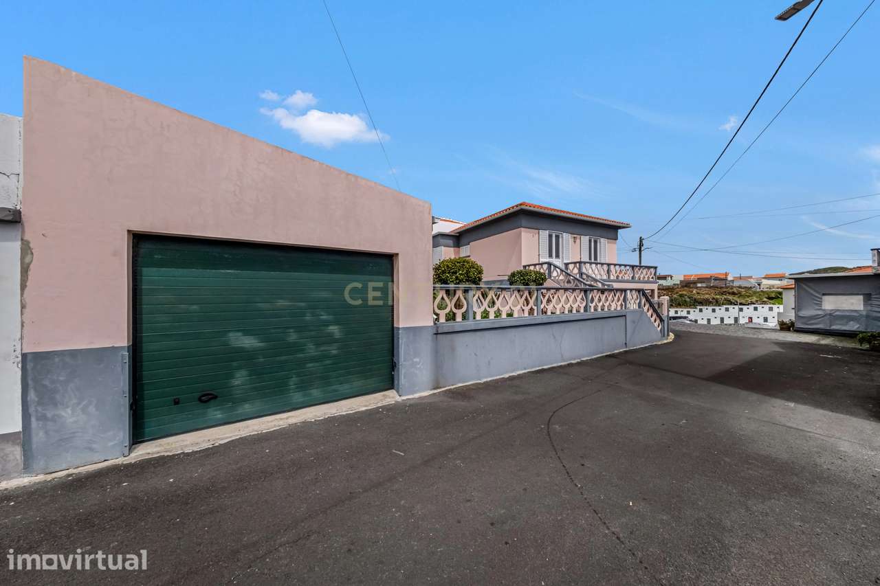Moradia T3+1 com garagem e quintal - Vila de Porto Judeu - Ilha Tercei - Grande imagem: 2/20