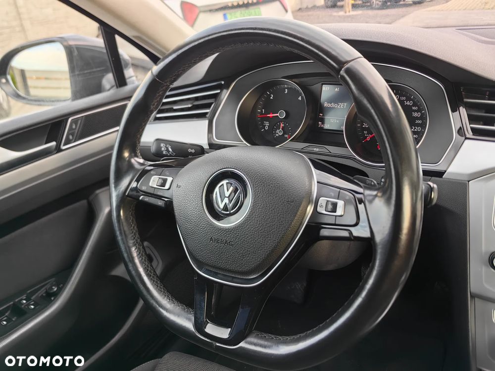 Volkswagen Passat Variant 2.0 TDI SCR DSG BlueMotion Comfortline - 8
