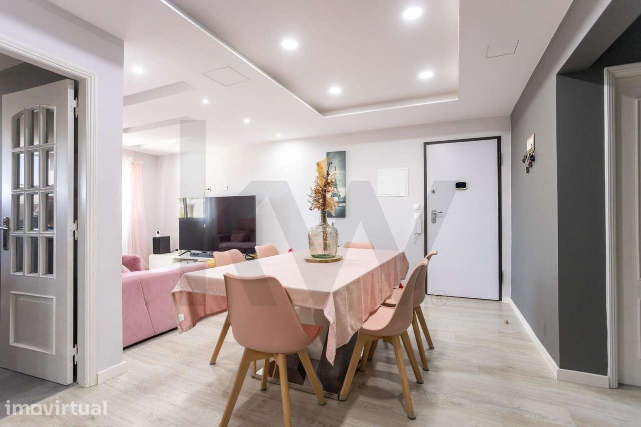 Apartamento T4 em Santo António da Charneca Totalmente Remodelado - Grande imagem: 3/35