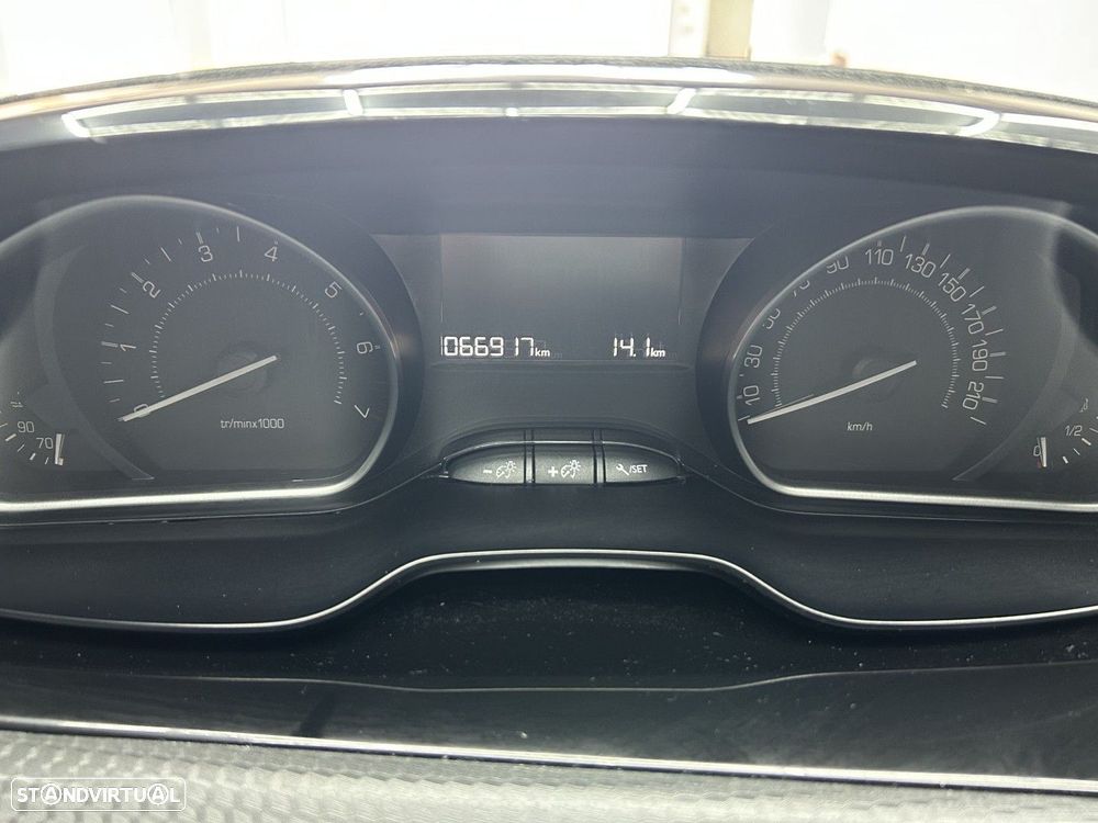 Peugeot 2008 1.2 PureTech Allure - 18