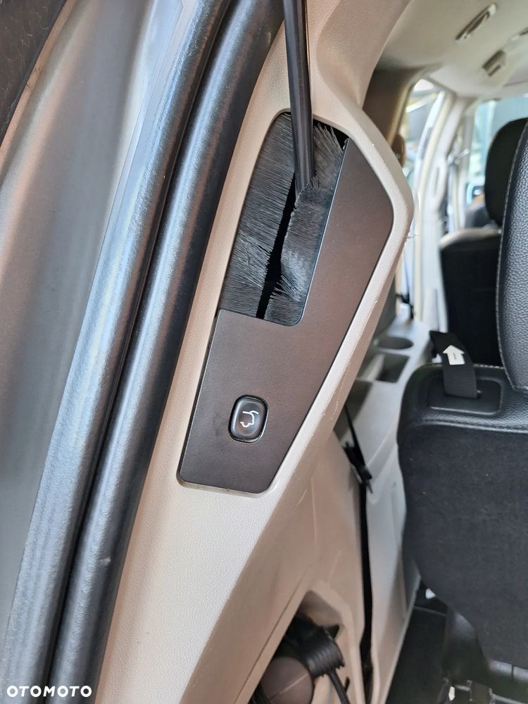 Chrysler Town & Country - 11