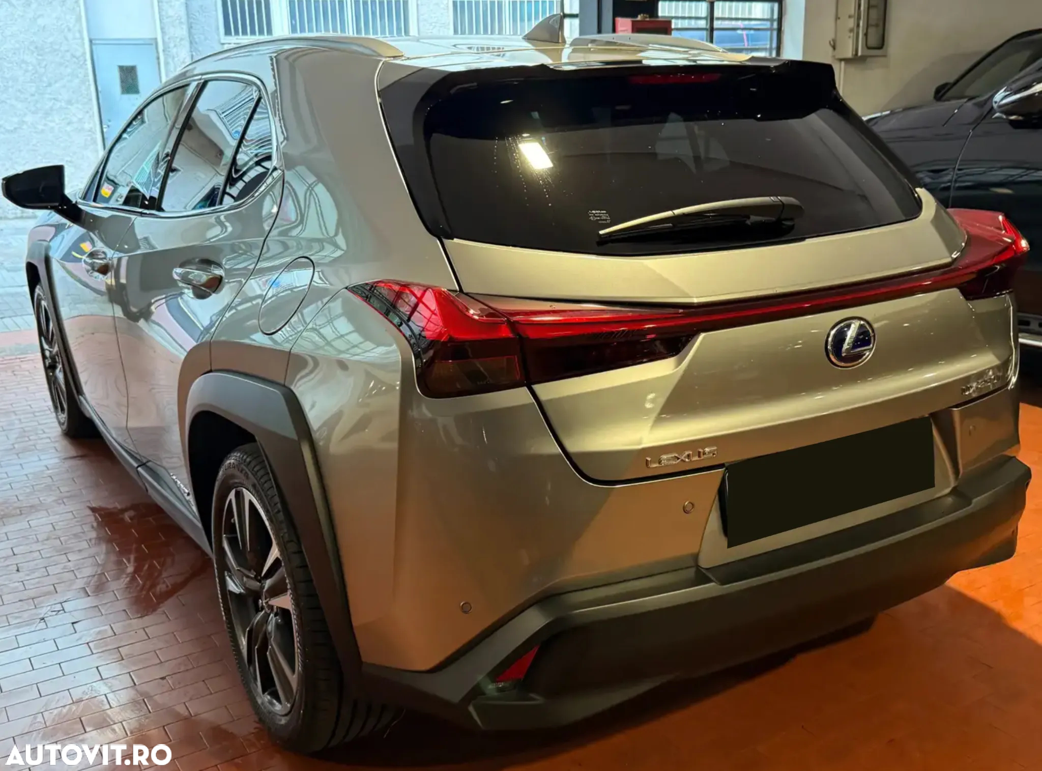 Lexus UX 250h 2.0L HEV 20H- (178 HP) 4X2 CVT Executive - 6