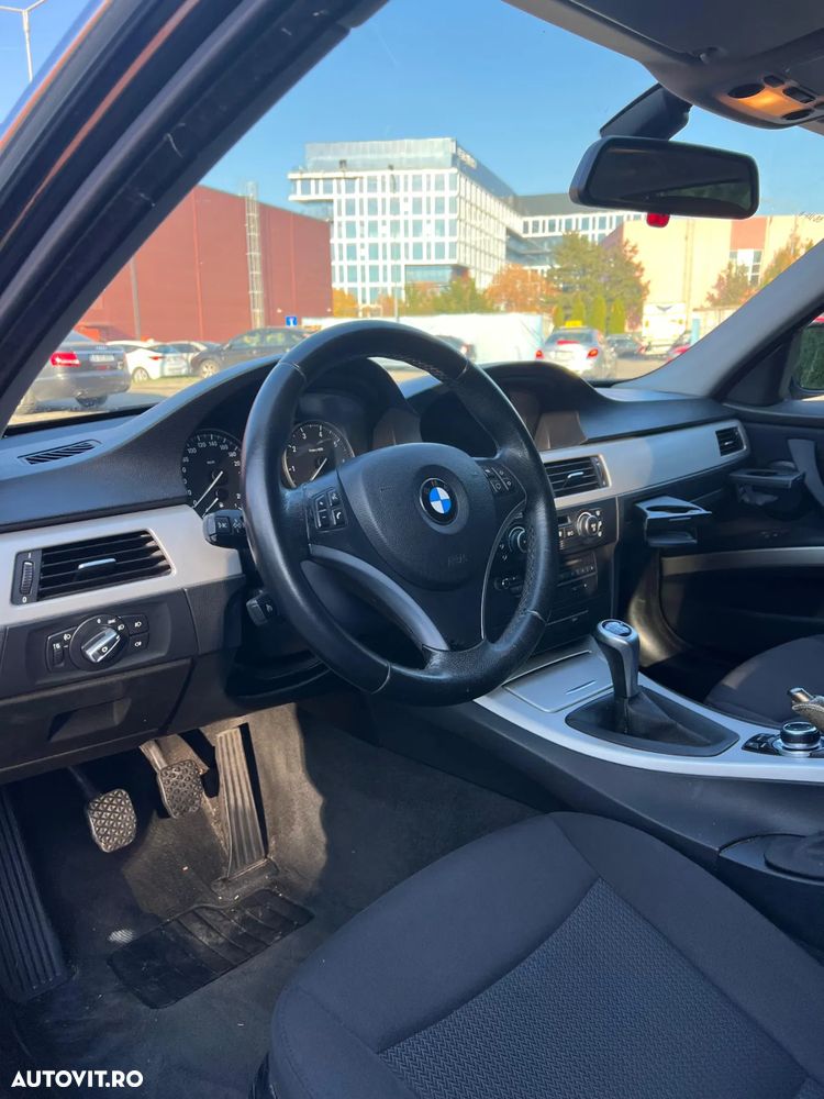 BMW Seria 3 318i Touring - 12