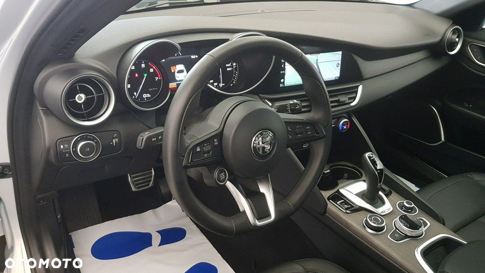 Alfa Romeo Giulia - 16