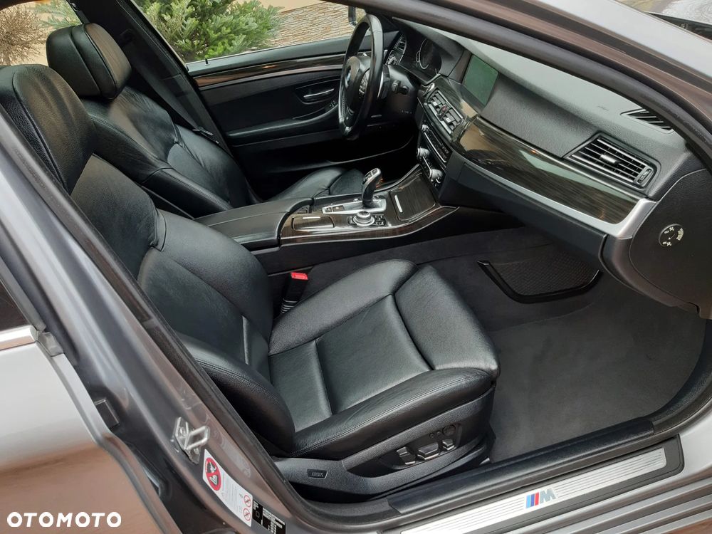 BMW Seria 5 520i Sport-Aut - 32