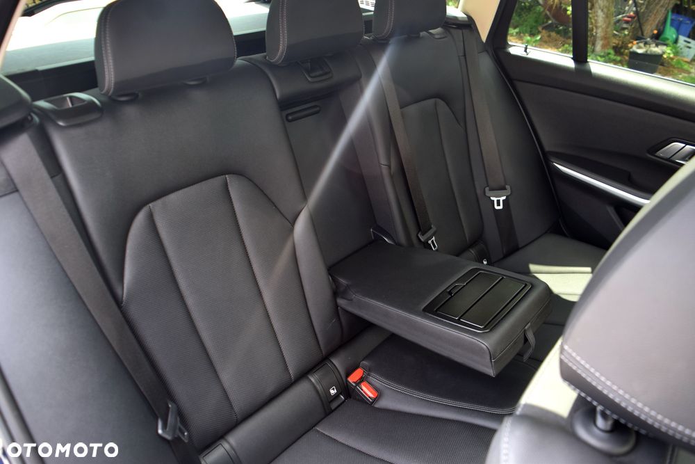 BMW Seria 3 320d xDrive Luxury Line sport - 24