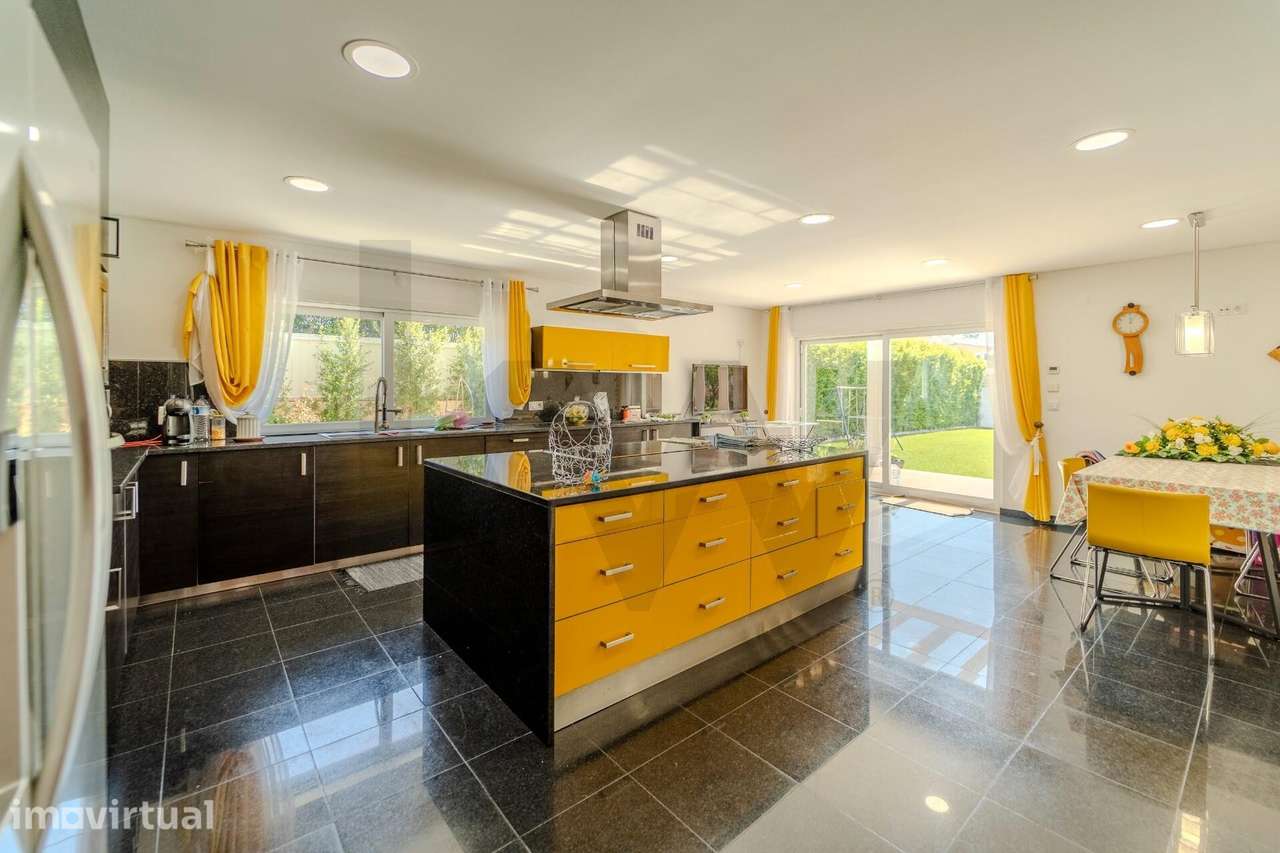 Elegante Moradia de construção tradicional T6 em zona Premium - Grande imagem: 5/31