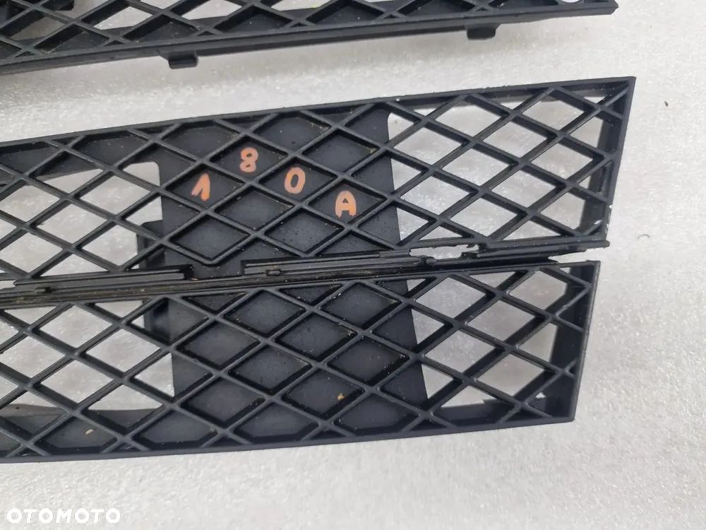 BMW E60 / E61 LIFT 07- LEWA / PRAWA KRATKA BOCZNA ZDERZAKA PRZEDNIEGO PRZÓD , NR 51117178109 / 51117178110 , NR AUKCJI C/180 - 2