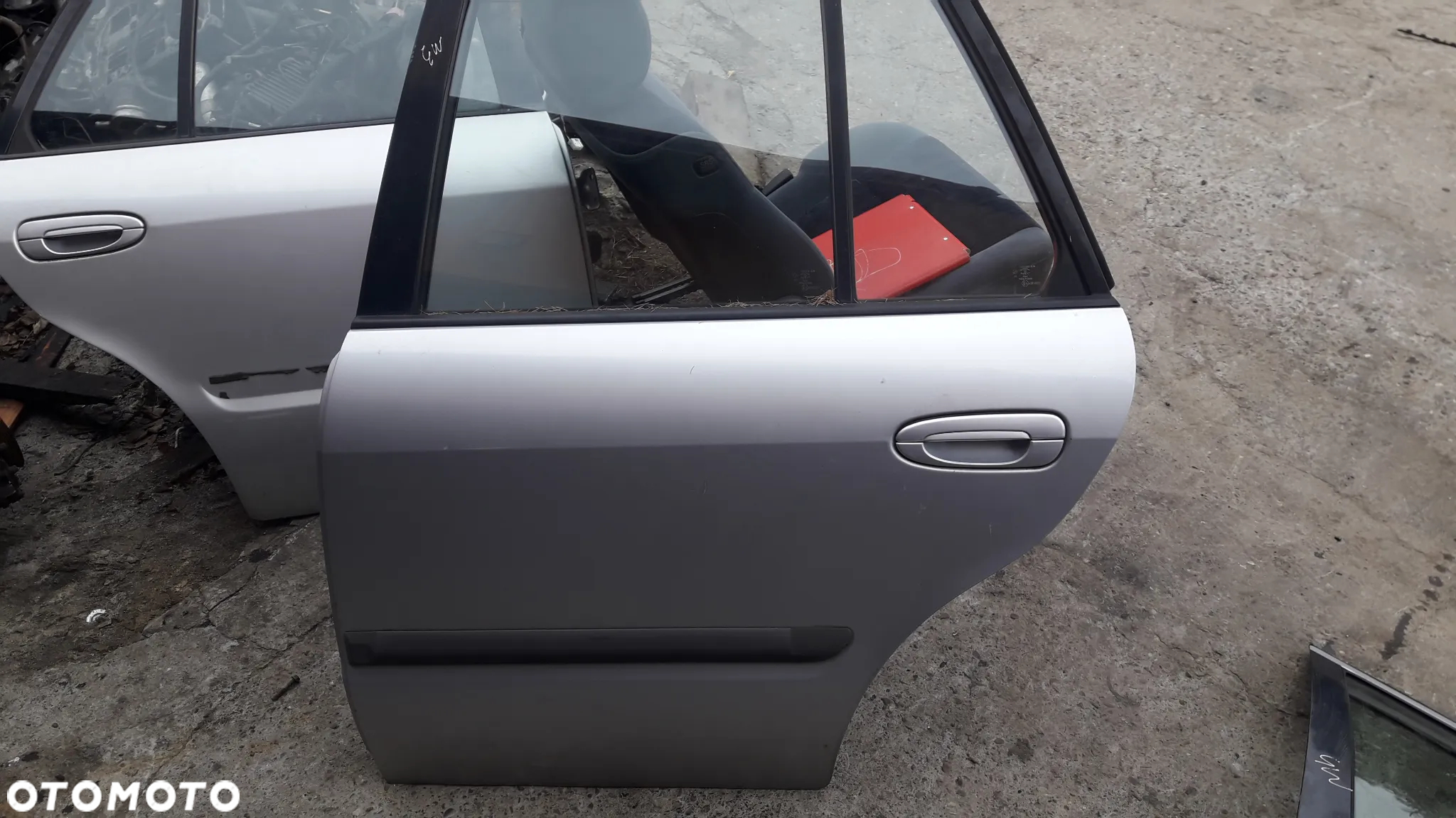 Mazda 626 GW Kombi  Drzwi tylne prawe lewe szyba w kolor  18G - 2